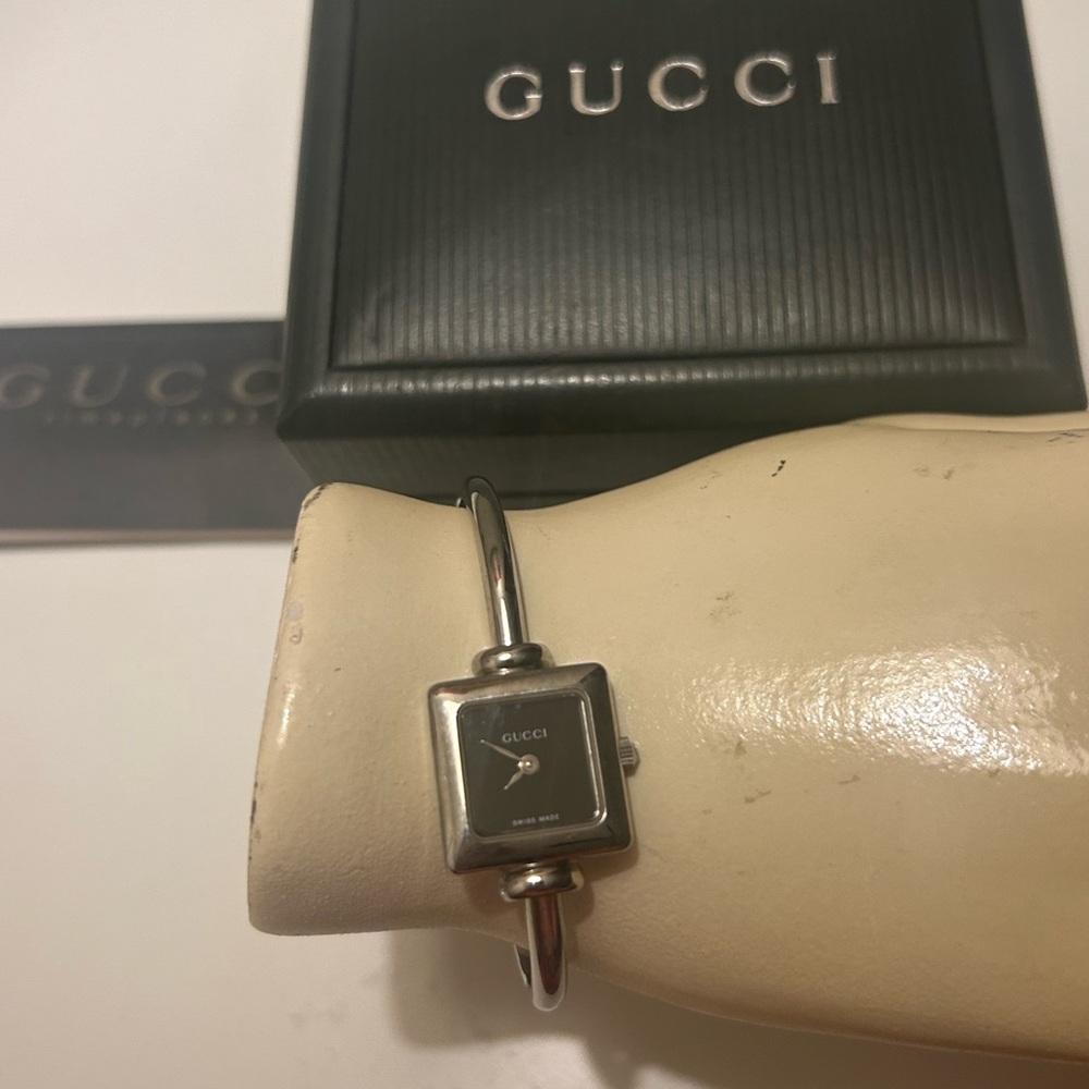 Gucci 1900l silver square dial bangle watch box included